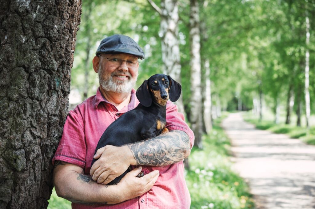 Gunnar Konther mit Karla auf dem Arm