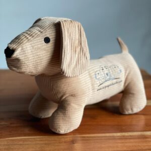 Kuscheltier Dackel – Plüschdackel mit Logo der Ostprignitzbande | Geschenk für Dackelbesitzer & Kinder