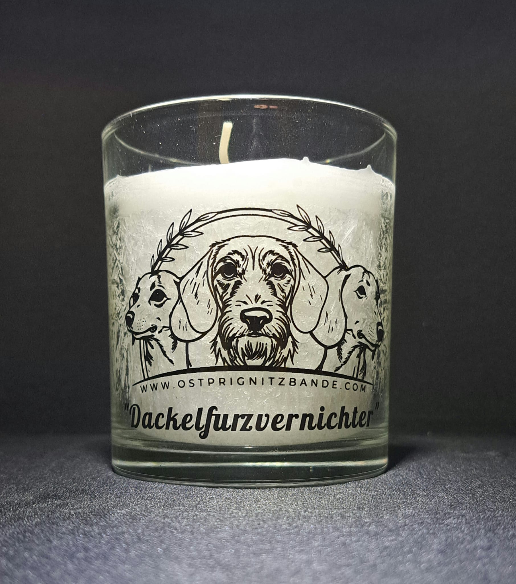 Duftkerze im Glas „Dackelfurzvernichter“ – Ostprignitzbande Kerze | Geschenk für Dackelfans – Bild 2