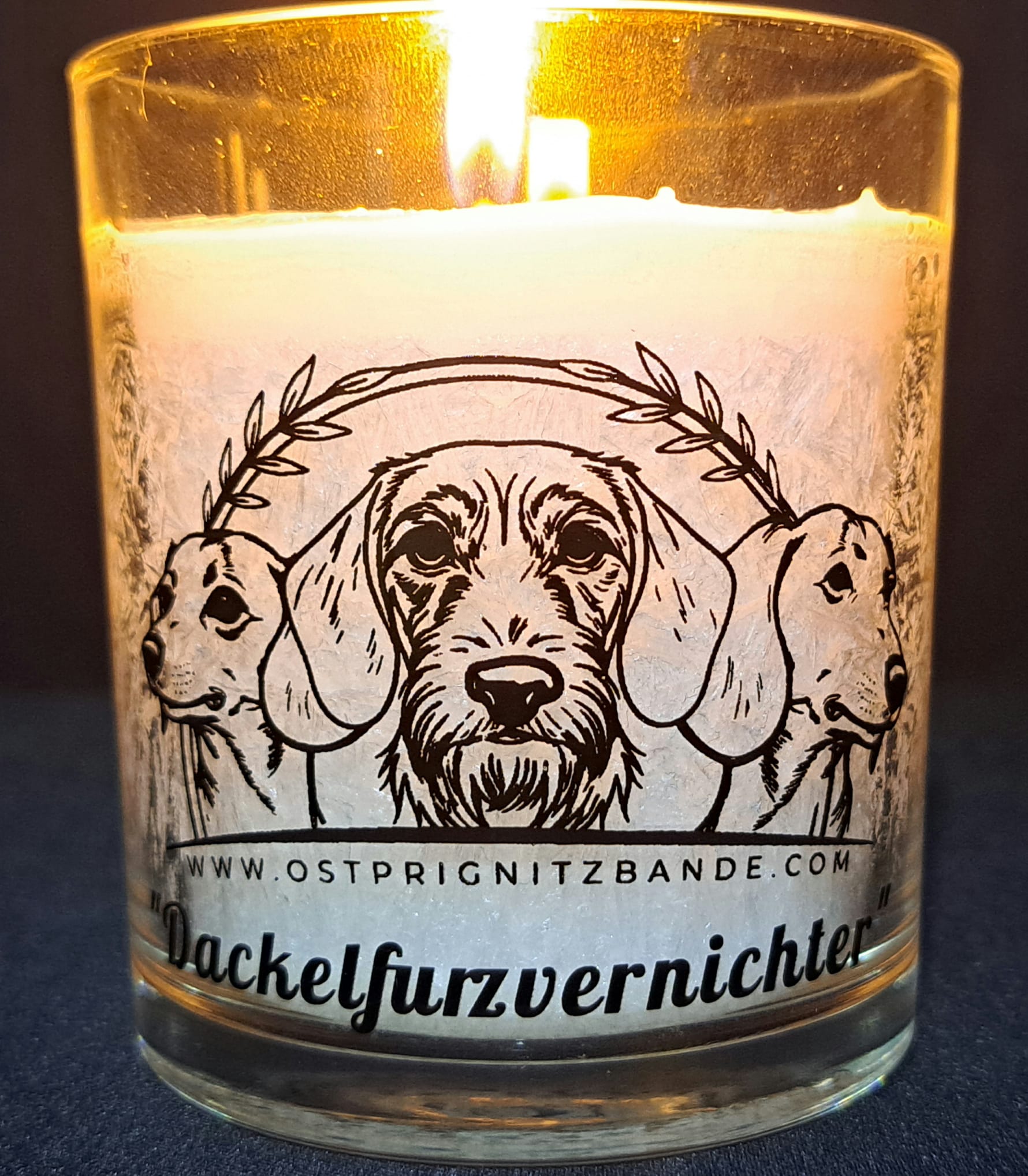 Duftkerze im Glas „Dackelfurzvernichter“ – Ostprignitzbande Kerze | Geschenk für Dackelfans – Bild 3